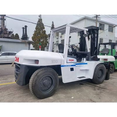 C'est un chariot élévateur TCM FD100 10T d'occasion originaire du Japon.