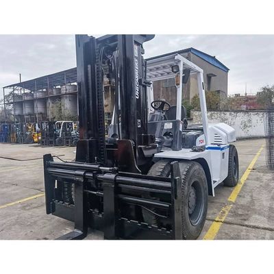 C'est un chariot élévateur TCM FD100 10T d'occasion originaire du Japon.