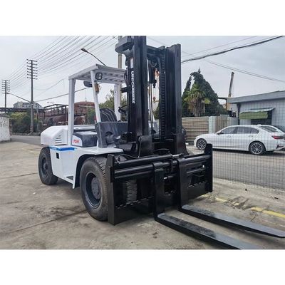 C'est un chariot élévateur TCM FD100 10T d'occasion originaire du Japon.