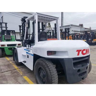C'est un chariot élévateur TCM FD100 10T d'occasion originaire du Japon.
