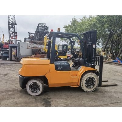 Un chariot élévateur Toyota 7f50 de 5000 kg avec 3 mâts et une hauteur de levage de 6000 mm à Shanghai