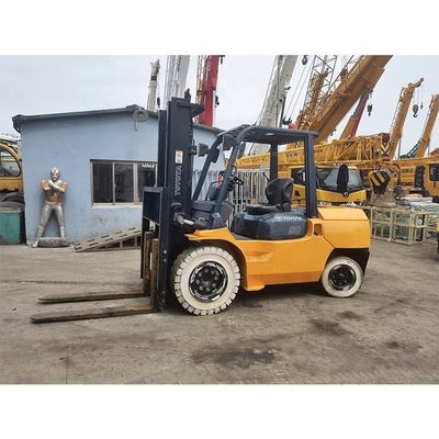 Un chariot élévateur Toyota 7f50 de 5000 kg avec 3 mâts et une hauteur de levage de 6000 mm à Shanghai