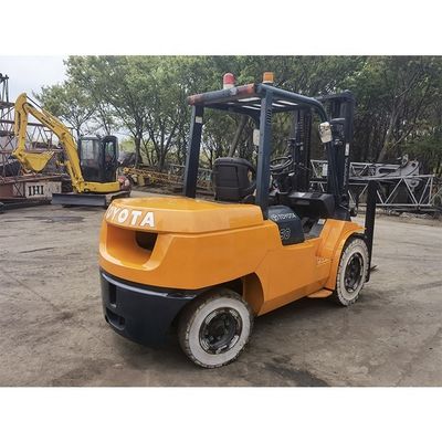 Un chariot élévateur Toyota 7f50 de 5000 kg avec 3 mâts et une hauteur de levage de 6000 mm à Shanghai