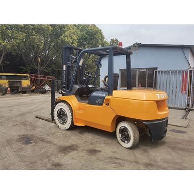 Un chariot élévateur Toyota 7f50 de 5000 kg avec 3 mâts et une hauteur de levage de 6000 mm à Shanghai