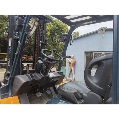 Un chariot élévateur Toyota 7f50 de 5000 kg avec 3 mâts et une hauteur de levage de 6000 mm à Shanghai
