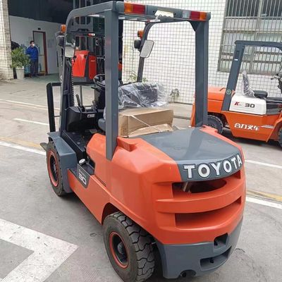 3 tonnes 3000 kg Toyota Forklift FDZN30 avec moteur japonais ISUZU en bon état