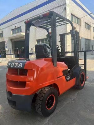 3 tonnes 3000 kg Toyota Forklift FDZN30 avec moteur japonais ISUZU en bon état