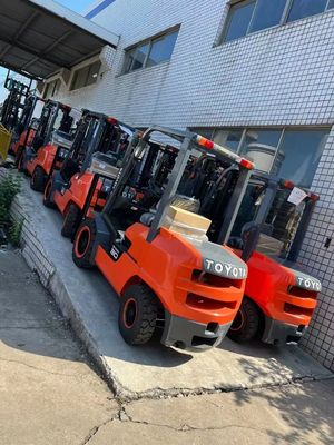3 tonnes 3000 kg Toyota Forklift FDZN30 avec moteur japonais ISUZU en bon état
