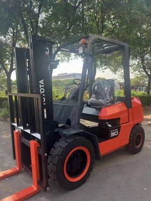 3 tonnes 3000 kg Toyota Forklift FDZN30 avec moteur japonais ISUZU en bon état