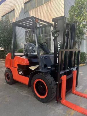 3 tonnes 3000 kg Toyota Forklift FDZN30 avec moteur japonais ISUZU en bon état