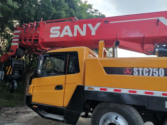 Une grue hydraulique mobile de 75 tonnes STC750 à moteur d'origine