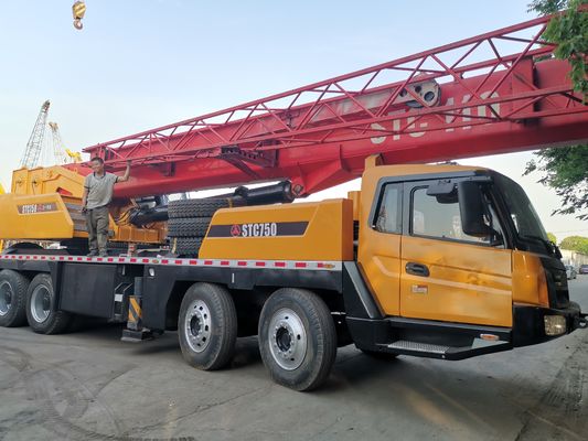 Une grue hydraulique mobile de 75 tonnes STC750 à moteur d'origine