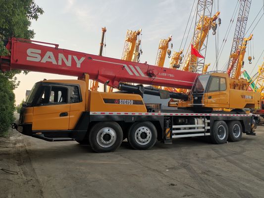 Une grue hydraulique mobile de 75 tonnes STC750 à moteur d'origine