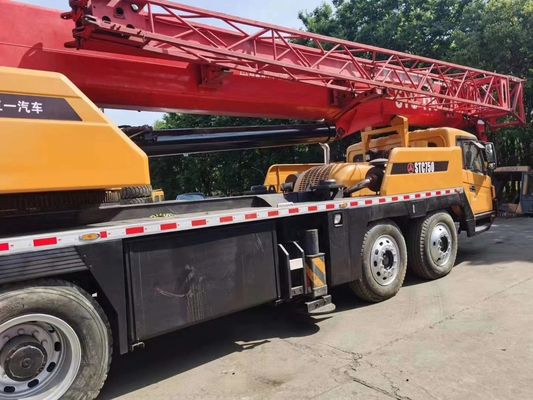 Une grue hydraulique mobile de 75 tonnes STC750 à moteur d'origine