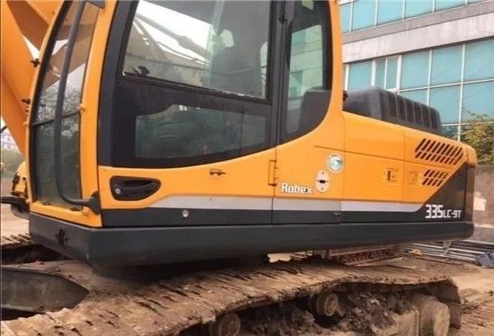 Excavateur Hyundai 335LC-9 d'occasion 4m3 capacité de seau et soupape hydraulique originale