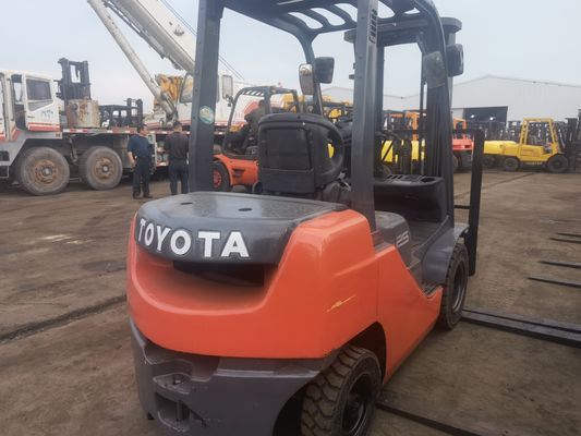 Camion élévateur diesel Toyota FD25 japonais d'occasion avec une longueur de fourchette de routine et à un prix abordable