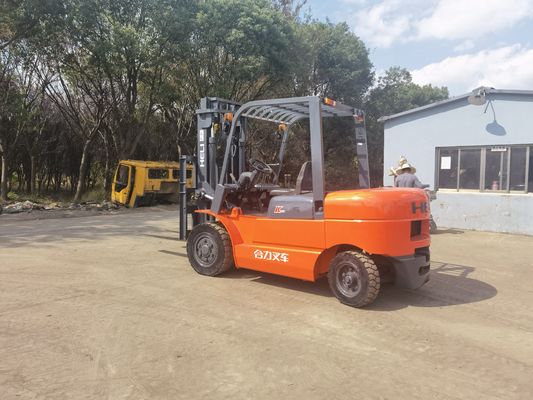 L'équipement est équipé d'un moteur de 3 tonnes et d'un chariot électrique de 4 tonnes.