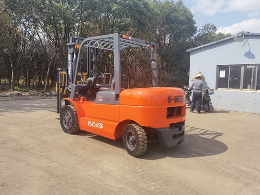 L'équipement est équipé d'un moteur de 3 tonnes et d'un chariot électrique de 4 tonnes.