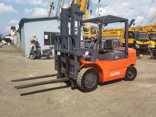 L'équipement est équipé d'un moteur de 3 tonnes et d'un chariot électrique de 4 tonnes.