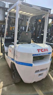 Puissant chariot élévateur diesel TCM d'une capacité de 2,5 tonnes avec hauteur de levage de 3 m et cylindre personnalisable