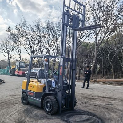 TCM 2 tonnes chariot élévateur à fourche à moteur diesel et largeur de fourche de routine