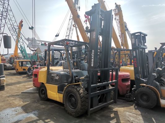 Japon Komatsu 5T FD25 FD30T-16 chariots élévateurs diesel avec des dimensions globales de 2,7 × 1,2 × 2,1 m