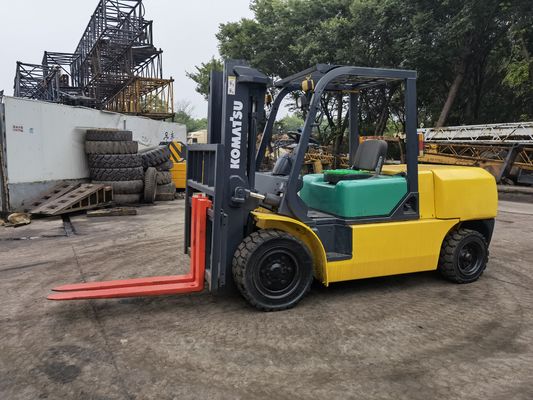 Un chariot élévateur Komatsu 5 tonnes diesel FD50 avec moteur japonais à Shanghai Yard.