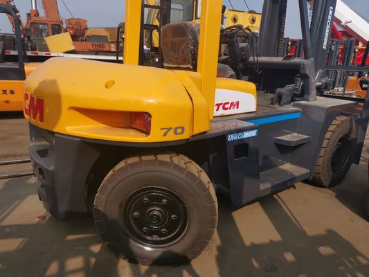 Moteur diesel puissant TCM FD70 7 tonnes chariot élévateur à fourche 80% avec mât à 2 étages et changement latéral