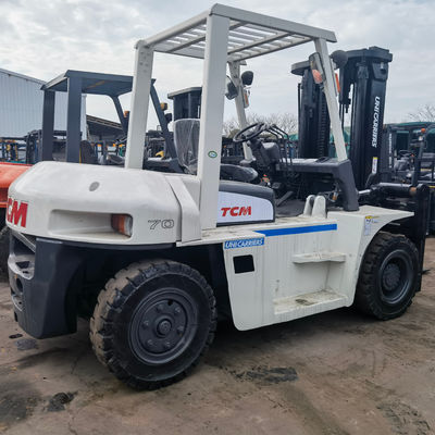Puissant chariot élévateur diesel Mitsubishi FD70 avec un mât élevé de 7 tonnes