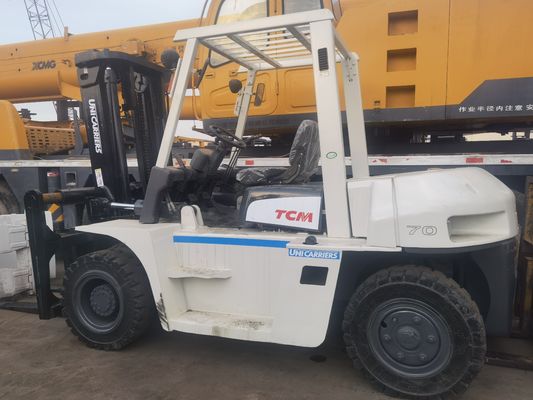 Puissant chariot élévateur diesel Mitsubishi FD70 avec un mât élevé de 7 tonnes