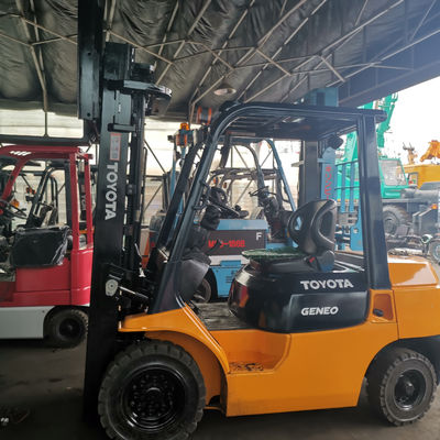 Puissant moteur à essence 2012 Toyota 2,5 tonnes chariot élévateur avec cylindre et le changement de côté