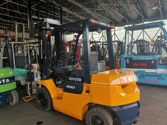Puissant moteur à essence 2012 Toyota 2,5 tonnes chariot élévateur avec cylindre et le changement de côté