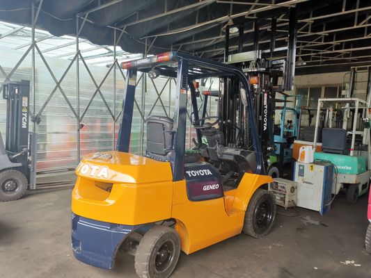 Puissant moteur à essence 2012 Toyota 2,5 tonnes chariot élévateur avec cylindre et le changement de côté