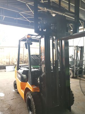 Puissant moteur à essence 2012 Toyota 2,5 tonnes chariot élévateur avec cylindre et le changement de côté