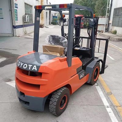 Toyota FD30 Camion élévateur d'occasion de 3 tonnes avec largeur de fourchette de routine en bon état
