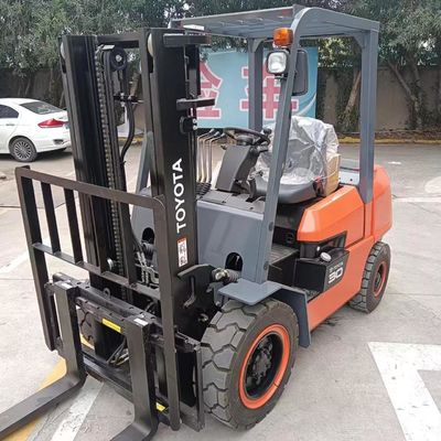 Toyota FD30 Camion élévateur d'occasion de 3 tonnes avec largeur de fourchette de routine en bon état