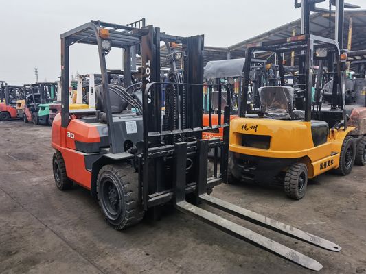 Poids 3000 kg Toyota FD30 utilisée chariot élévateur à fourche avec remontage latéral de la pince se déplaçant à gauche et à droite