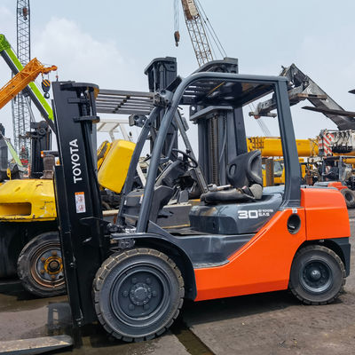 Un chariot élévateur Toyota de 3 tonnes à moteur à essence à Shanghai