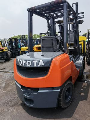 Un chariot élévateur Toyota de 3 tonnes à moteur à essence à Shanghai