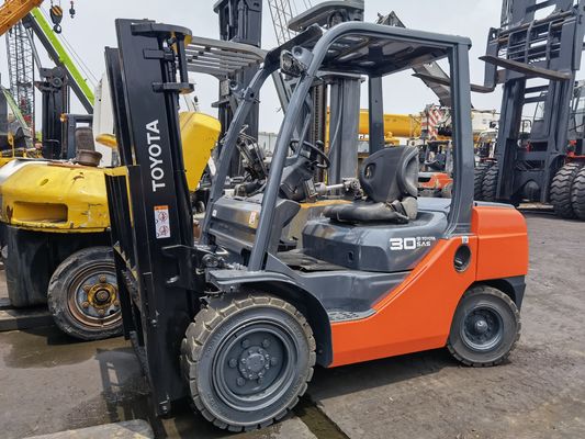 Un chariot élévateur Toyota de 3 tonnes à moteur à essence à Shanghai