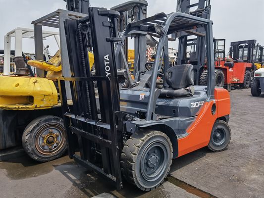 Un chariot élévateur Toyota de 3 tonnes à moteur à essence à Shanghai