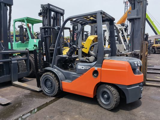 Un chariot élévateur Toyota de 3 tonnes à moteur à essence à Shanghai