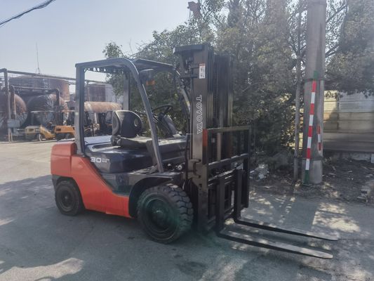 TOYOTA 8F30 7F30 FD30 chariot élévateur à moteur diesel avec une longueur de fourchette de 4,5 m et un mât à 3 étages
