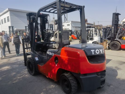 Toyota 3 tonnes usé chariot élévateur à 2 étages et hauteur de levage 3-4.5m en excellent état