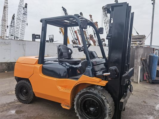 Utilisé Toyota chariot élévateur à essence gaz 2,5 tonnes 3 tonnes dans Shanghai Yard avec largeur de la fourchette routine