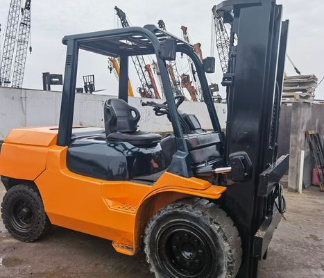 Utilisé Toyota chariot élévateur à essence gaz 2,5 tonnes 3 tonnes dans Shanghai Yard avec largeur de la fourchette routine