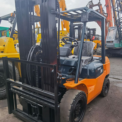 Camion élévateur diesel Toyota de 3,5 tonnes dans le chantier de Shanghai avec 3500 kg de largeur de fourchette