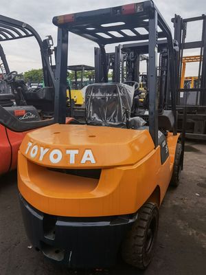 Camion élévateur diesel Toyota de 3,5 tonnes dans le chantier de Shanghai avec 3500 kg de largeur de fourchette