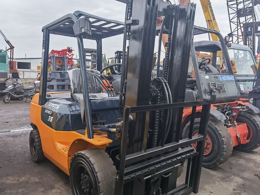 Camion élévateur diesel Toyota de 3,5 tonnes dans le chantier de Shanghai avec 3500 kg de largeur de fourchette