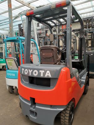 Largeur de fourche de routine 1,5 tonne Toyota FD15 diesel chariot élévateur à 2 étages 3 mètres à Shanghai